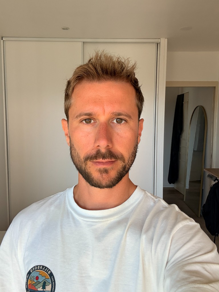 Exemple avant : selfie casual en intérieur